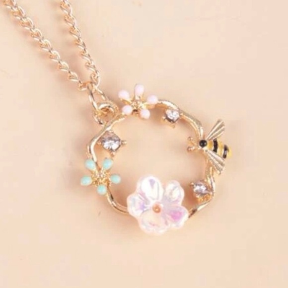 ❤️Flowers and Bee Pendant Gold Necklace - Picture 4 of 5